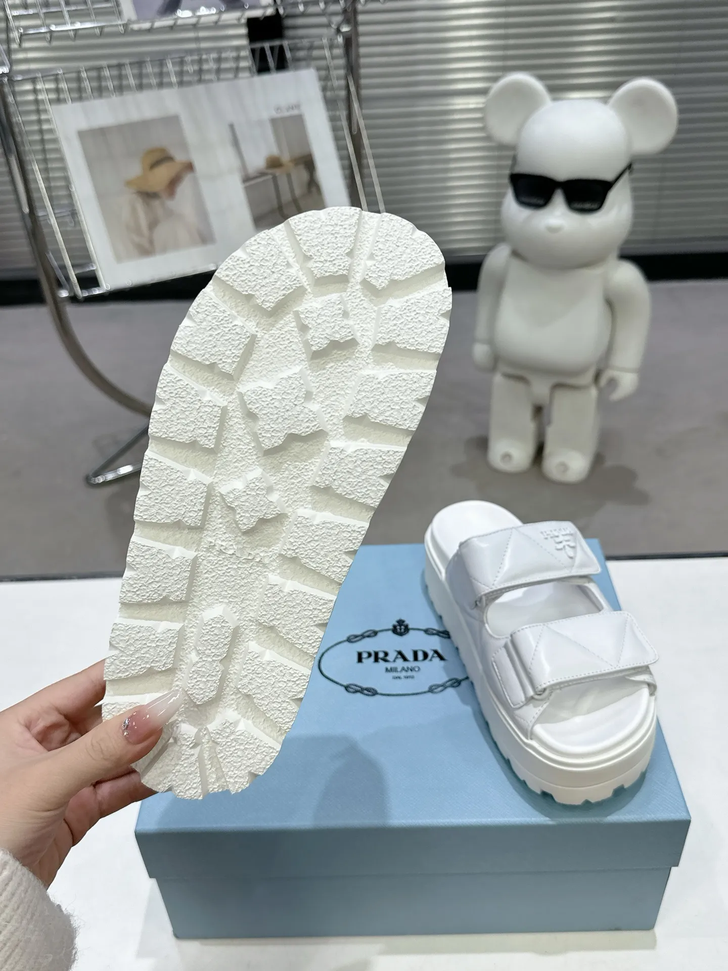 👟👟Ex-factory price 440👟👟 PRADA 2025 vs spring and summer popular sandals series... [Thick-soled double-button sandals] Original 1:1 customization, this year's most fashionable and popular retro British style, simple and elegant, all styles are good-looking, platform thick soles make you slimmer and taller, very comfortable, fashionable and versatile... Many Internet celebrities are on their feet. These platform round-toe thick-soled shoes are very popular this year. They can be worn (increased) for both leisure and leisure. ❶Material: Customized imported calf leather ❷Inner: Customized imported sheepskin ❸Outsole: Original molded ultra-light outsole ❹Sole thickness: 5.5cm ❺Number of yards: 35-40 ❻Packaging: Original full set of packaging ☀Color: Official website updated simultaneously
